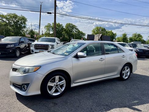Used 2014 Toyota Camry SE w/ Moonroof Package FWD image 3