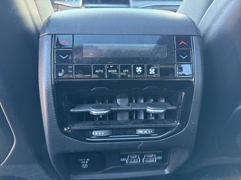 Used 2022 Jeep Grand Cherokee Overland w/ Luxury Tech Group IV image 20