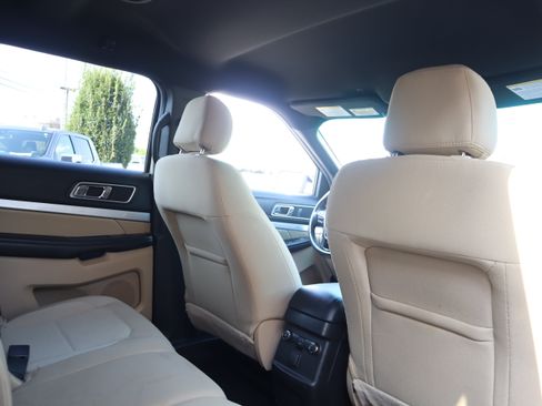 Used 2017 Ford Explorer XLT FWD image 23