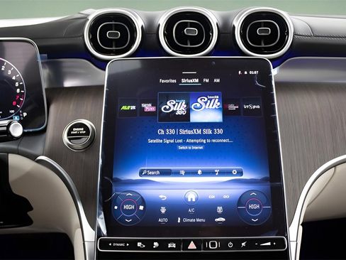 Used 2025 Mercedes-Benz GLC 350e 4MATIC image 27