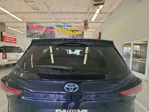 Used 2022 Toyota Sienna XSE w/ XSE Plus Package image 8