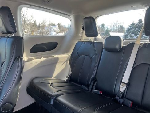 Used 2024 Chrysler Pacifica Touring-L image 32