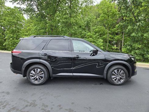 Used 2023 Nissan Pathfinder SV w/ SV Premium Package AWD/4WD image 2