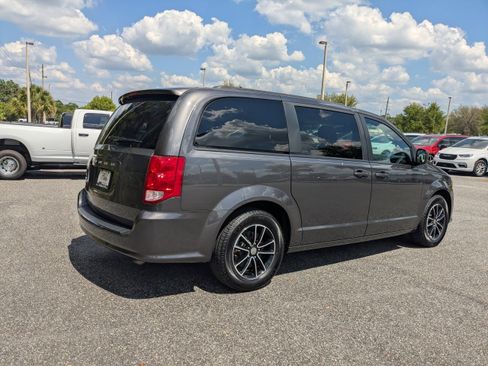 Used 2019 Dodge Grand Caravan SXT w/ Driver Convenience Group image 3