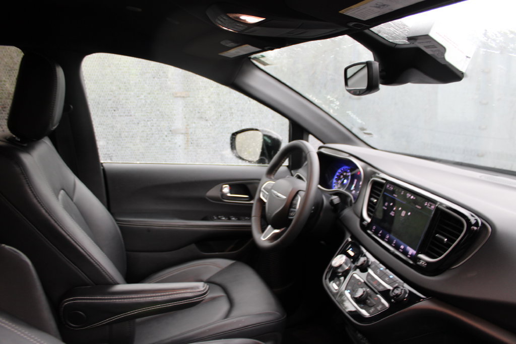Used 2025 Chrysler Pacifica Select FWD image 18