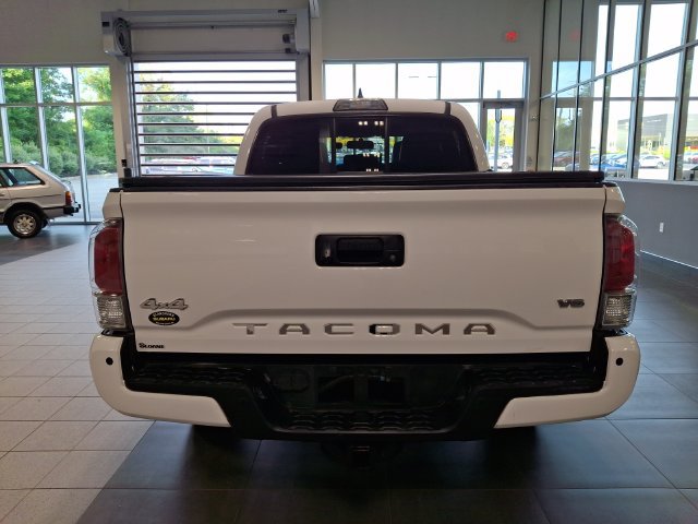 Used 2016 Toyota Tacoma Limited w/ Towing Package AWD/4WD image 5