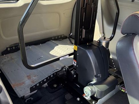 Used 2017 Kia Sedona LX w/ LX Essentials Premium Package image 13