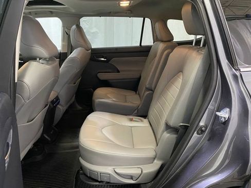 Used 2021 Toyota Highlander XLE image 11