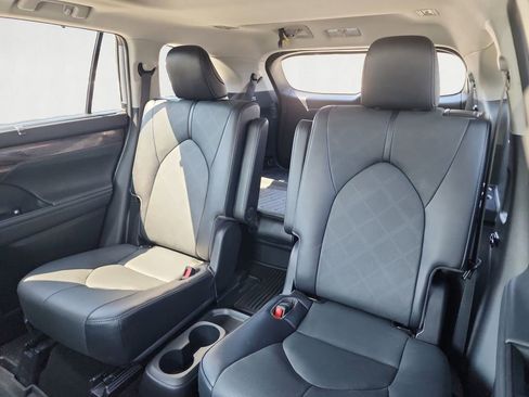 Used 2022 Toyota Highlander Platinum AWD/4WD image 14