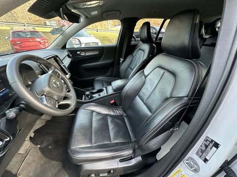 Used 2023 Volvo XC40 B5 Core w/ Convenience Package image 16