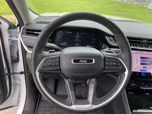 Used 2022 Jeep Grand Cherokee Limited 4xe w/ Luxury Tech Group II AWD/4WD image 18