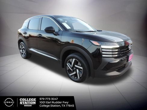 Used 2025 Nissan Kicks SV image 3