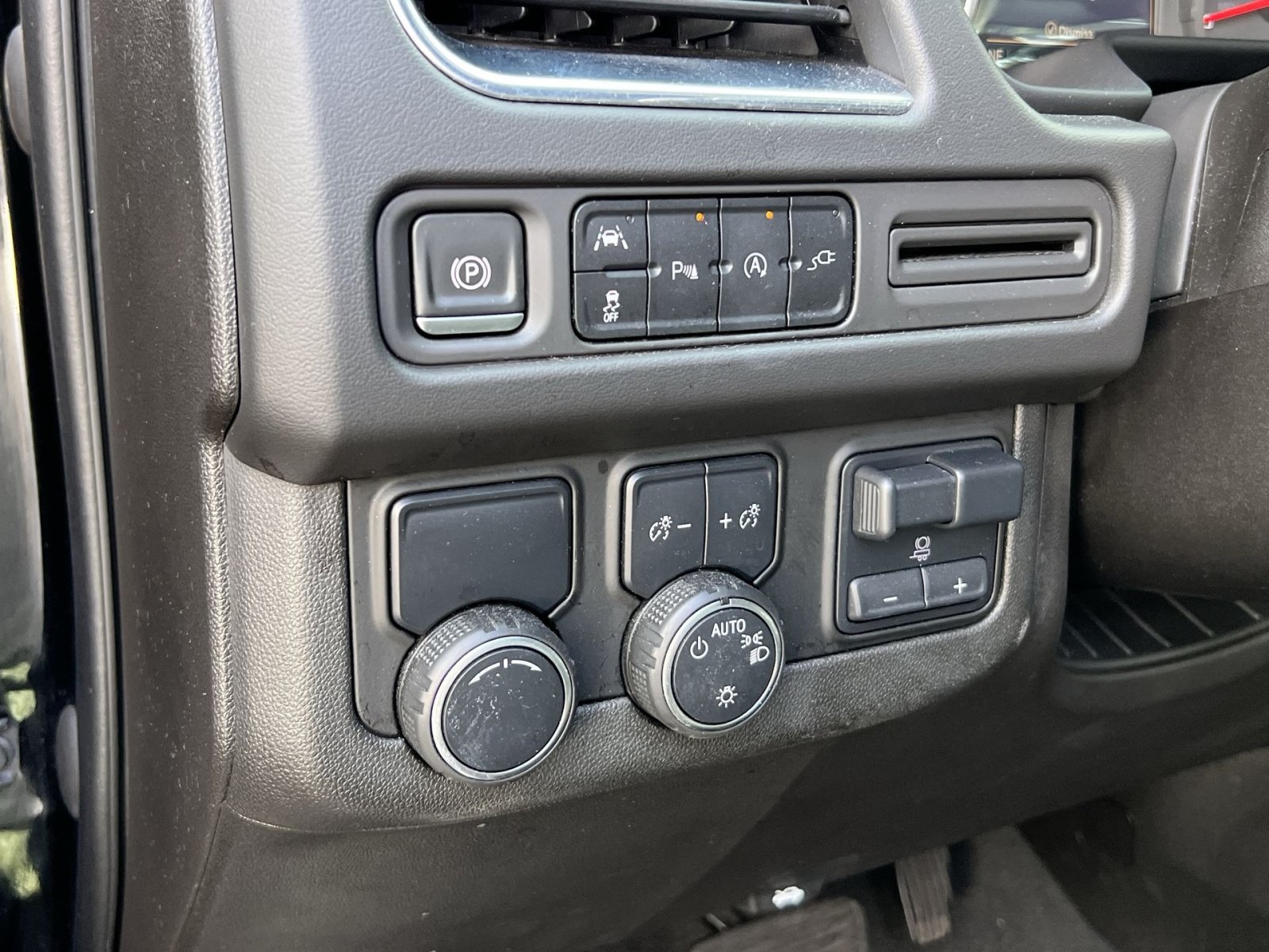 Used 2021 Chevrolet Tahoe RST w/ Luxury Package RWD image 32