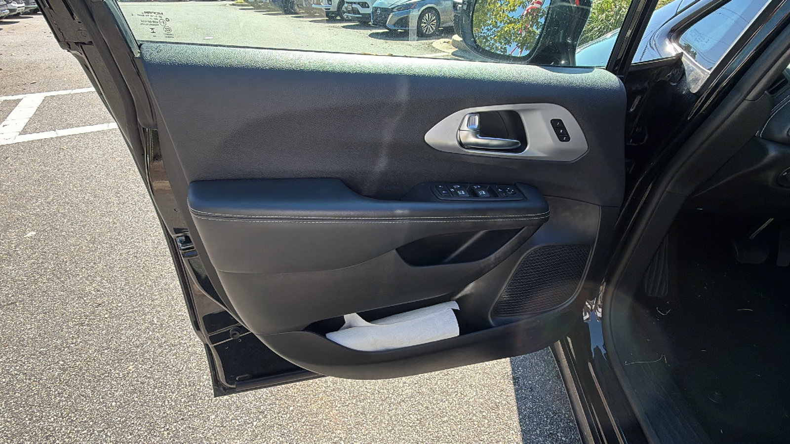 Used 2025 Chrysler Pacifica Limited FWD image 14