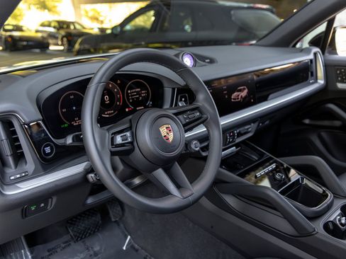 Certified 2025 Porsche Cayenne AWD/4WD image 4