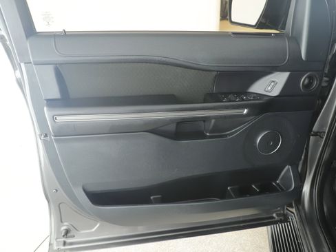 Used 2020 Ford Expedition XLT image 19