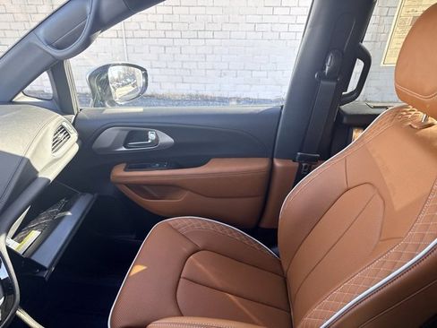 New 2026 Chrysler Pacifica Pinnacle w/ Trailer Tow Group image 37