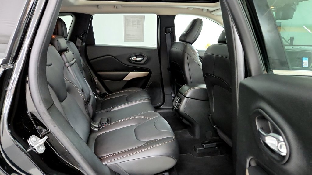 Used 2017 Jeep Cherokee Limited AWD/4WD image 14