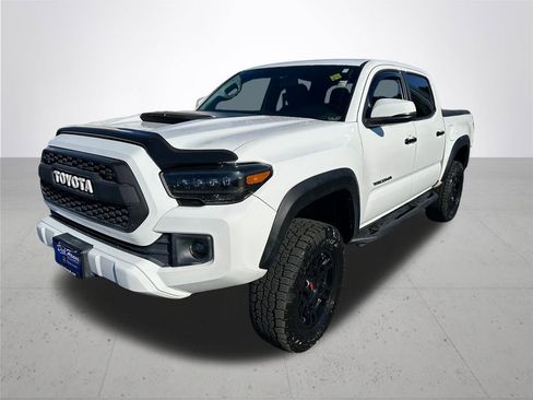 Used 2017 Toyota Tacoma TRD Sport w/ Tow Package (A/T) image 2