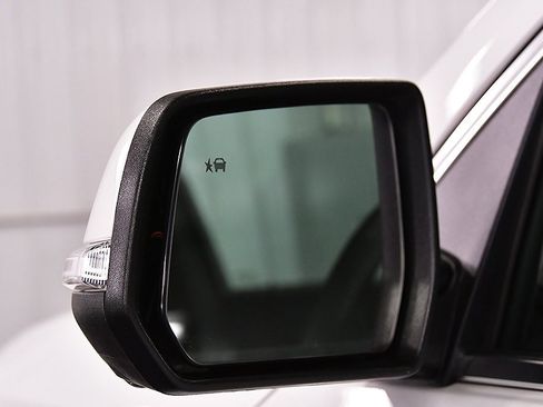 Used 2023 Chevrolet Traverse LT w/ Rear Camera Mirror Package image 13