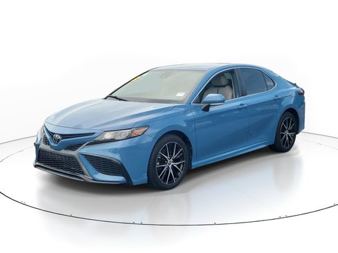 Used 2023 Toyota Camry SE FWD image 3