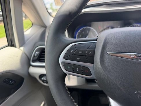Used 2024 Chrysler Pacifica Touring-L FWD image 15