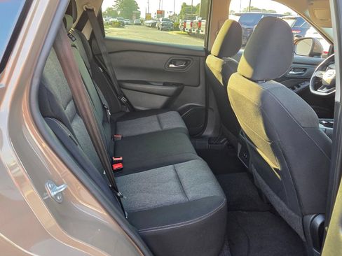 Used 2025 Nissan Rogue SV FWD image 15
