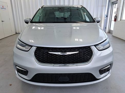 Used 2023 Chrysler Pacifica Touring-L FWD image 3