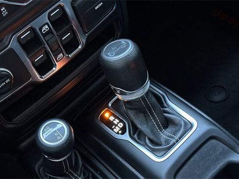 Used 2019 Jeep Wrangler Unlimited Sahara image 25