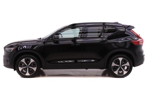 Certified 2025 Volvo XC40 B5 Plus image 3