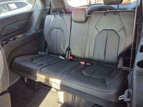 New 2026 Chrysler Pacifica Select image 11