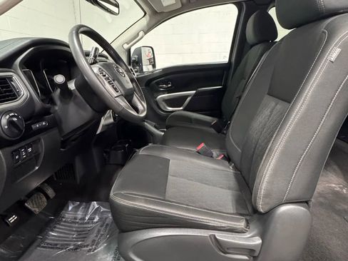 Used 2017 Nissan Titan SV image 24