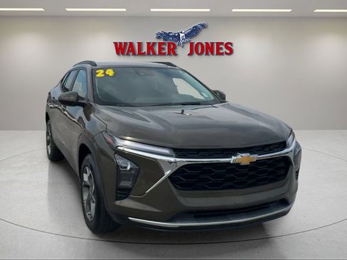 Used 2024 Chevrolet Trax LT w/ LT Convenience Package image 1