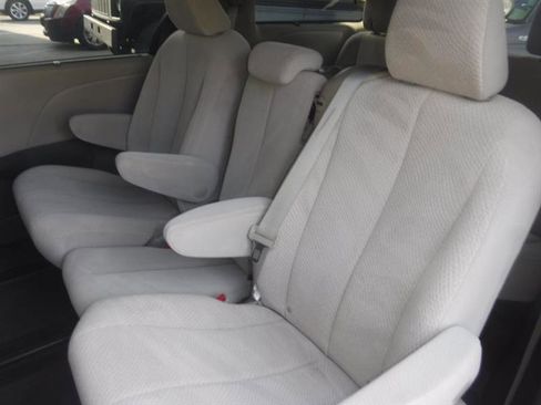 Used 2012 Toyota Sienna LE image 26