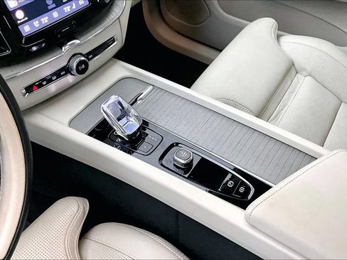 Certified 2024 Volvo XC60 B5 Ultimate w/ Protection Package Premier AWD/4WD image 17
