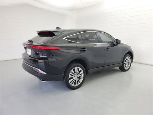 Used 2024 Toyota Venza XLE image 5