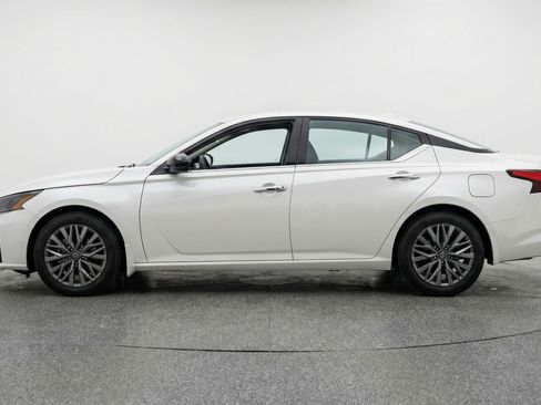 Used 2025 Nissan Altima 2.5 SV image 5