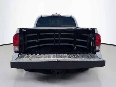 Used 2017 Toyota Tacoma TRD Sport AWD/4WD image 19