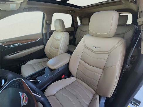 Used 2017 Cadillac XT5 Platinum w/ Driver Assist Package AWD/4WD image 3