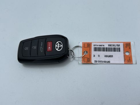 Certified 2024 Toyota Highlander XLE FWD image 38