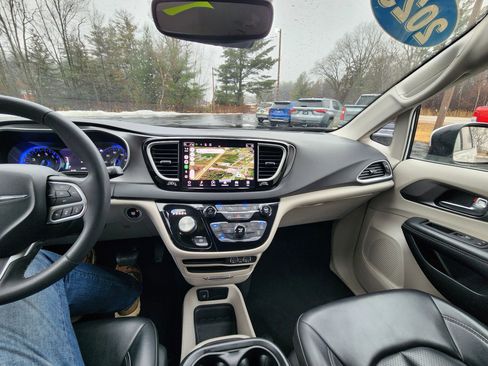 Used 2023 Chrysler Pacifica Touring-L image 28