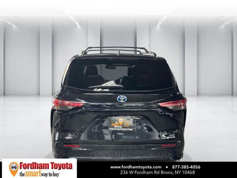 Used 2023 Toyota Sienna XSE AWD/4WD image 6