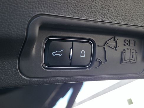 Used 2020 Ford Explorer Platinum w/ Premium Technology Package image 9