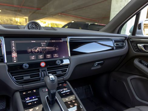 Certified 2026 Porsche Macan AWD/4WD image 36