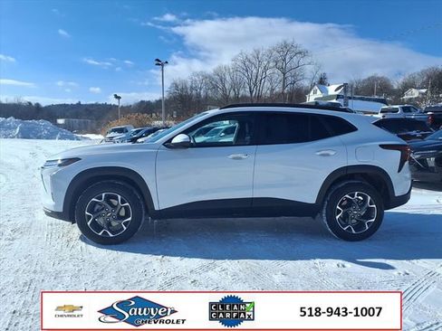 Used 2025 Chevrolet Trax LT w/ Driver Confidence Package image 4
