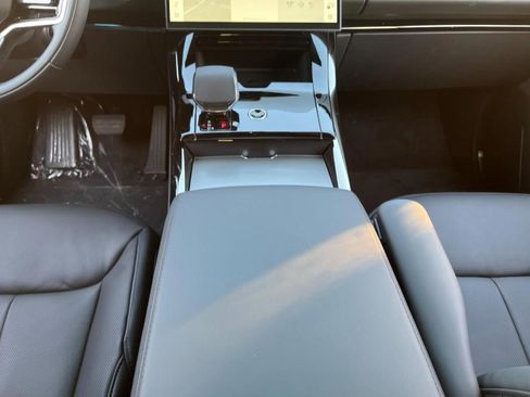 Used 2025 Land Rover Range Rover Sport SE image 12