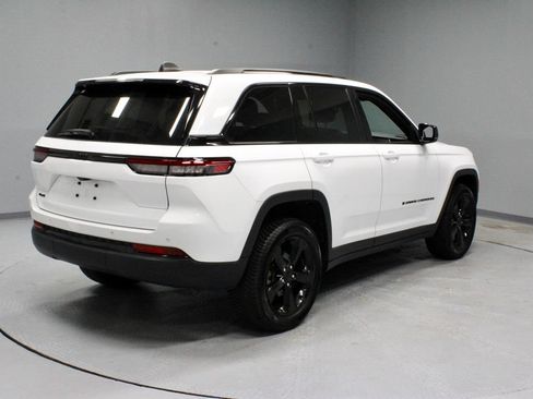 Used 2023 Jeep Grand Cherokee Altitude AWD/4WD image 10