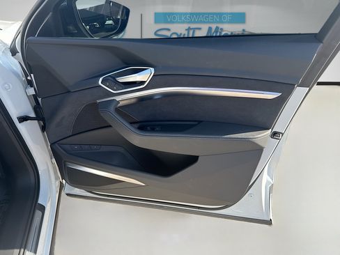 Used 2023 Audi e-tron S Premium Plus image 34