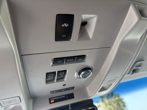 Used 2015 Cadillac Escalade Premium image 37