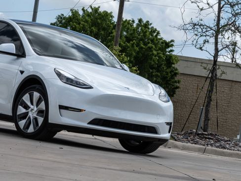 Used 2023 Tesla Model Y Long Range image 33